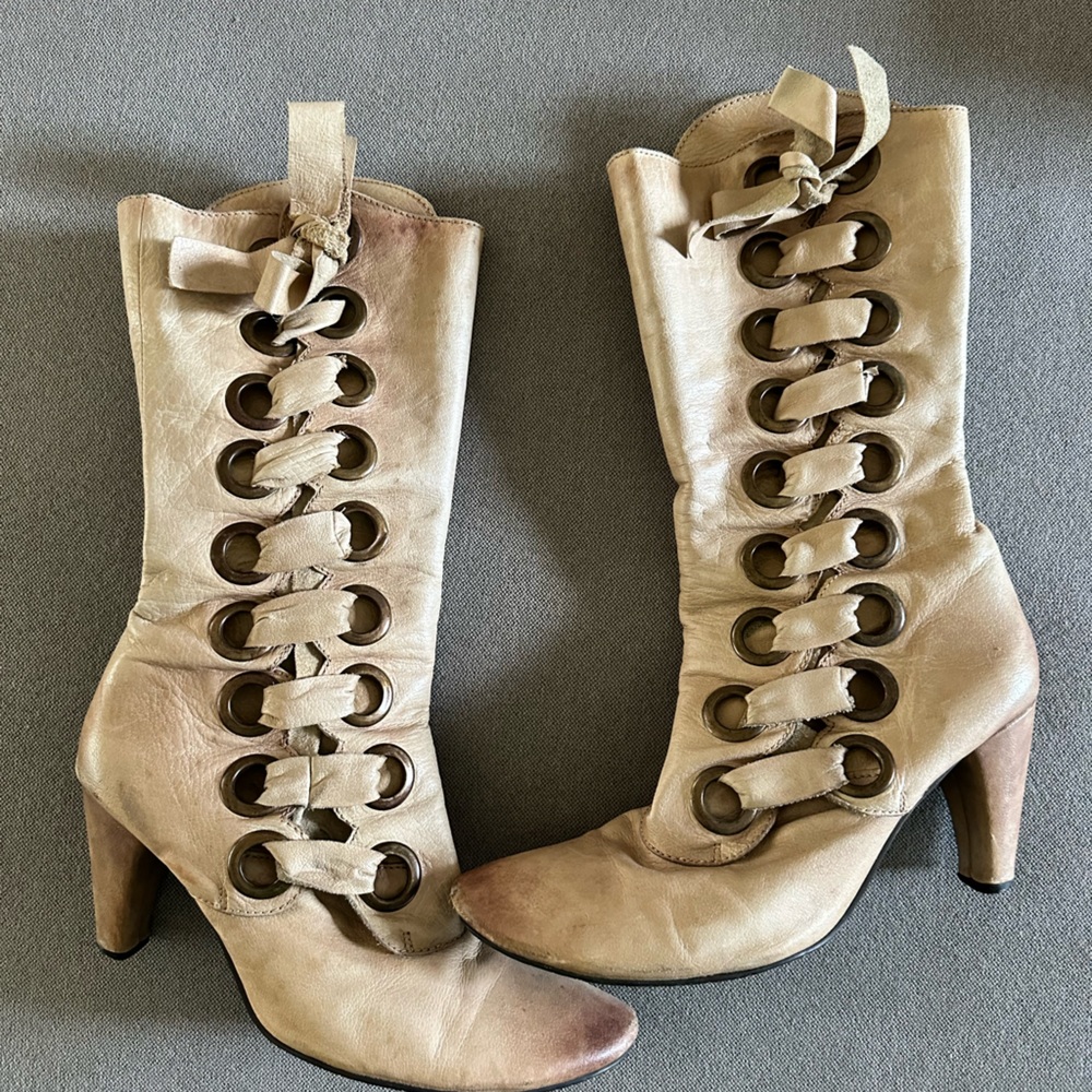 Laced boots